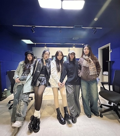 5 สาว “SISMA” (Sisters of mama) เข้าห้องอัด เตรียมเดบิวต์ไกลถึงเกาหลีใต้ @ วงการเพลงเตรียมอ้าแขนต้อนรับ “SISMA” (Sisters of mama) 5 สาวน้อยมหัศจรรย์ ศิลปินเกิร์ลกรุ๊ปน้องใหม่ จากสังกัด Monwichit Entertainment ภายใต้การดูแลของ คุณเกรียงไกร มณวิจิตร ที่กำลังเดินทางสู่การเดบิวต์ที