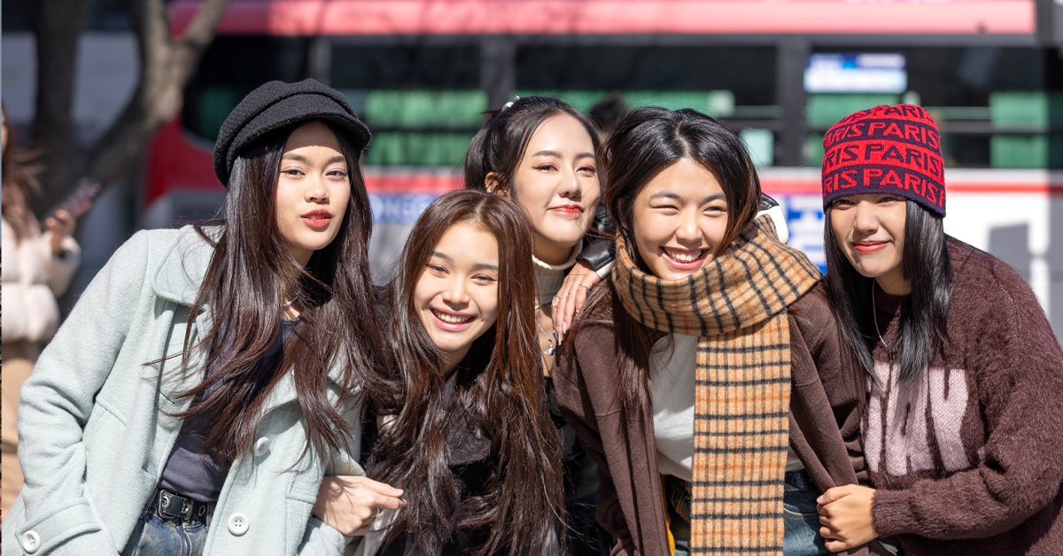 5 สาว “SISMA” (Sisters of mama) เข้าห้องอัด เตรียมเดบิวต์ไกลถึงเกาหลีใต้ @ วงการเพลงเตรียมอ้าแขนต้อนรับ “SISMA” (Sisters of mama) 5 สาวน้อยมหัศจรรย์ ศิลปินเกิร์ลกรุ๊ปน้องใหม่ จากสังกัด Monwichit Entertainment ภายใต้การดูแลของ คุณเกรียงไกร มณวิจิตร ที่กำลังเดินทางสู่การเดบิวต์ที